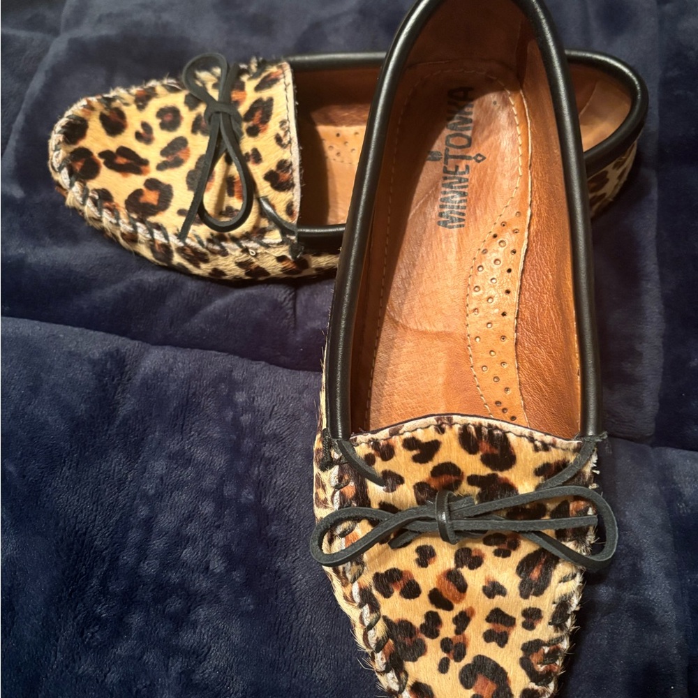 Minnetonka Leopard-Print Moccasins in Tan and Black, size 7 - Picture 2 of 3